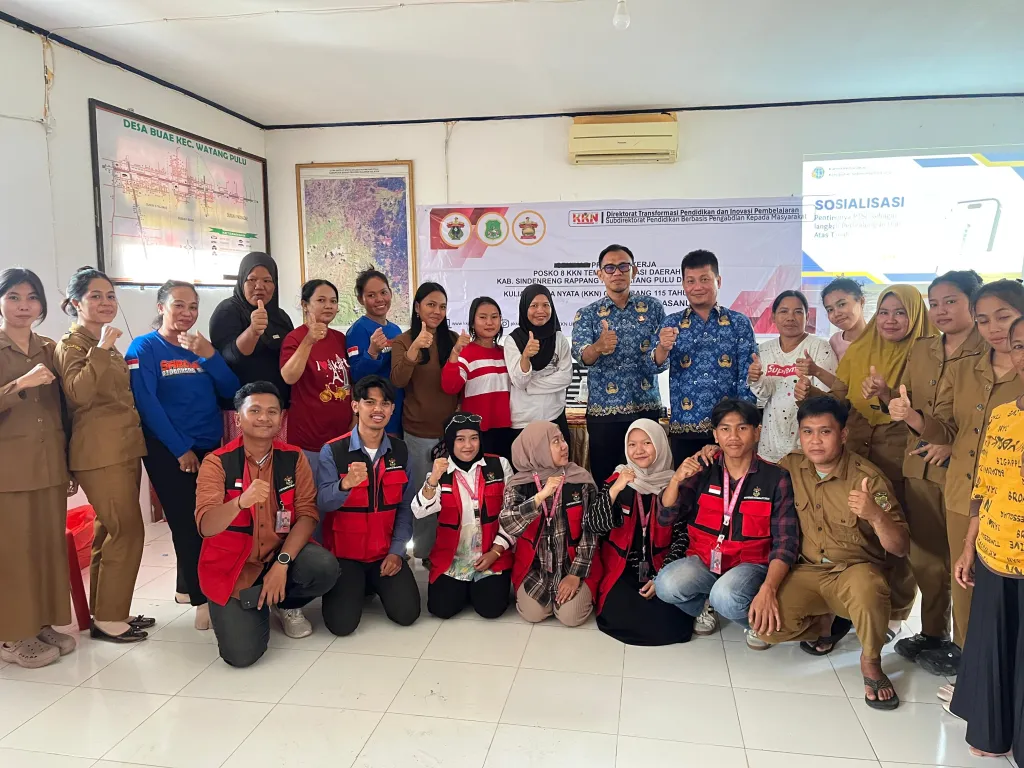 Staf Desa, masyarakat, Pegawai ATR/BPN, dan mahasiswa KKN Tematik Inovasi Daerah Gelombang 115 Universitas Hasanuddin berfoto bersama usai Pelaksanaan Program Kerja Sosialisasi Pertanahan di Kantor Desa Buae, Kecamatan Watang Pulu, Kabupaten Sidenreng Rappang, Senin (19/1/2026), sebagai wujud komitmen kolaborasi dalam memahami pentingnya pendaftaran tanah.